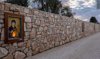 Terlizzi, quel vialetto scandito da 28 dipinti della Vergine: � la 